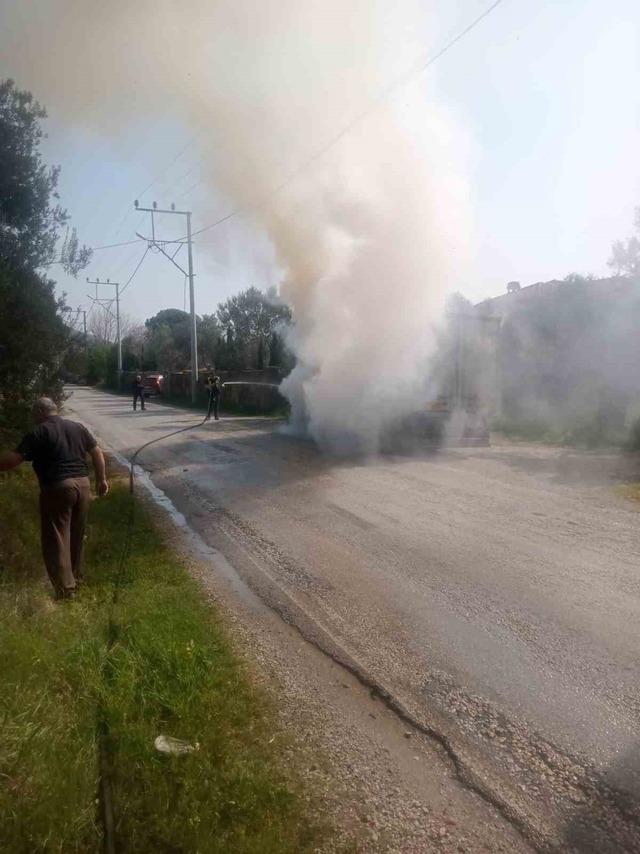 Ayvacık&rsquo;ta kamyonet yangını 1