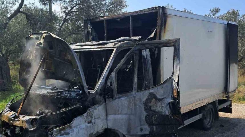 Ayvacık&rsquo;ta kamyonet yangını