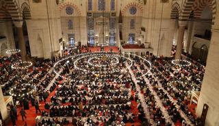 S&uuml;leymaniye Camii&rsquo;nde miniklere &ouml;zel iftar coşkusu