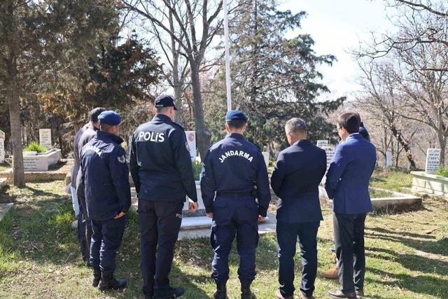 Karacasulu Şehit Kirez mezarı başında anıldı 3