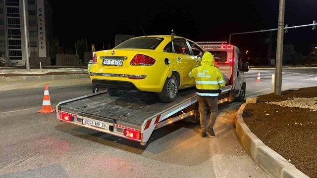 Kontrolden &ccedil;ıkan ticari taksi orta ref&uuml;je devrildi 2