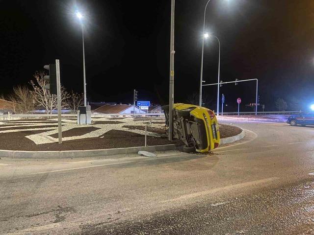 Kontrolden &ccedil;ıkan ticari taksi orta ref&uuml;je devrildi 1