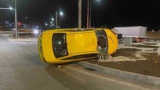 Kontrolden çıkan ticari taksi orta refüje devrildi