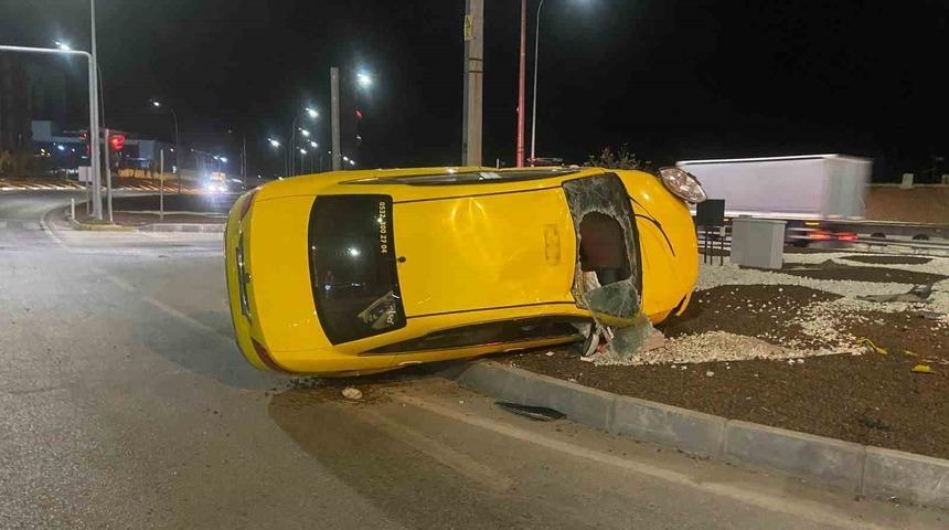 Kontrolden &ccedil;ıkan ticari taksi orta ref&uuml;je devrildi