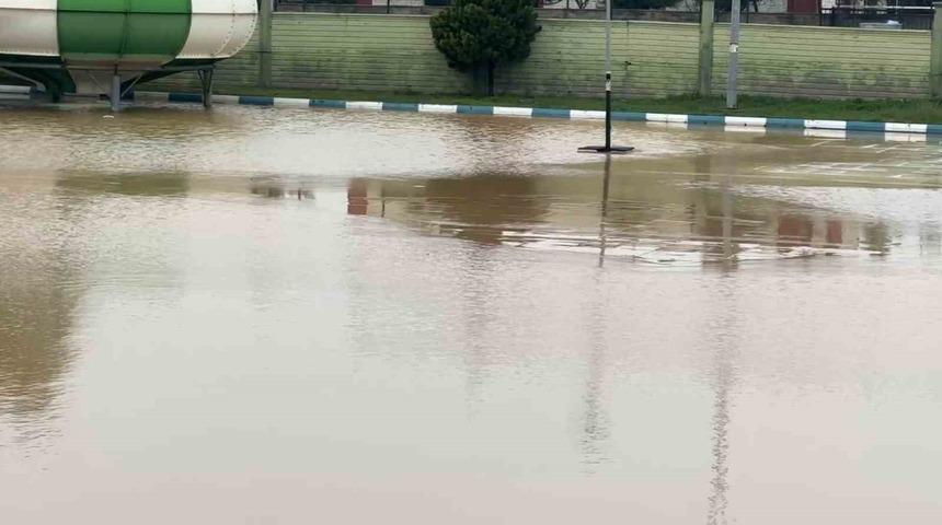 Şanlıurfa kırsalında sel hayatı fel&ccedil; etti
