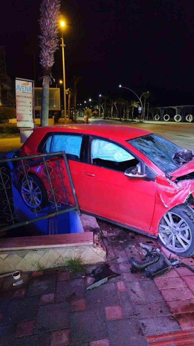 Alanya’da iki otomobil çarpıştı: 3 yaralı 5