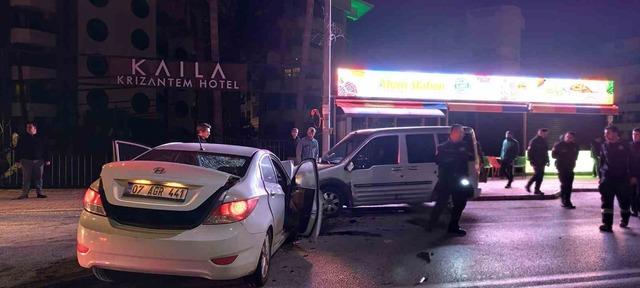 Alanya’da iki otomobil çarpıştı: 3 yaralı 2