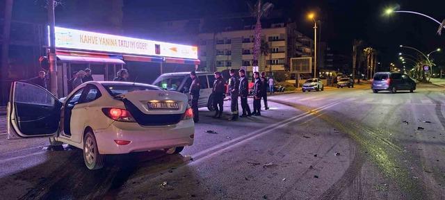 Alanya’da iki otomobil çarpıştı: 3 yaralı 1
