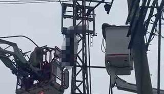 Hırsızlık i&ccedil;in &ccedil;ıktığı elektrik direği sonu oldu