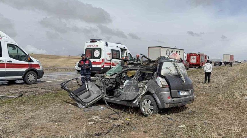 Otomobil tıra arkadan &ccedil;arptı: 1 &ouml;l&uuml;, 3 yaralı