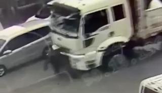 Kamyonun &ccedil;arptığı yaşlı adam ağır yaralandı