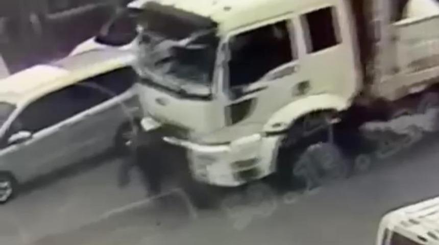 Kamyonun &ccedil;arptığı yaşlı adam ağır yaralandı