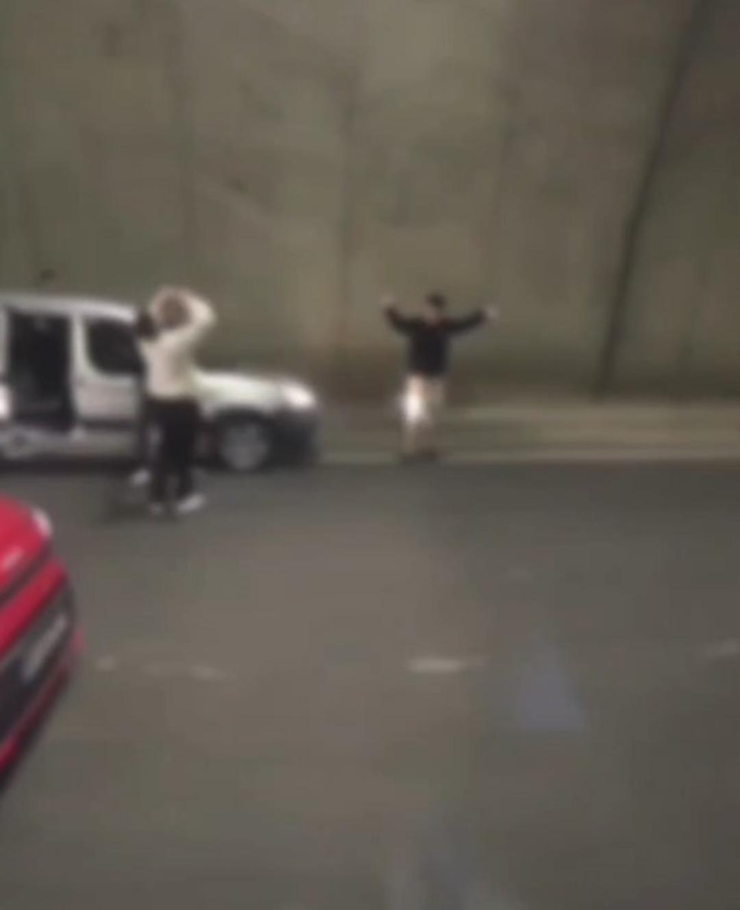 T&uuml;nelde m&uuml;zik a&ccedil;ıp dans eden s&uuml;r&uuml;c&uuml;ye ceza yağdı! 2