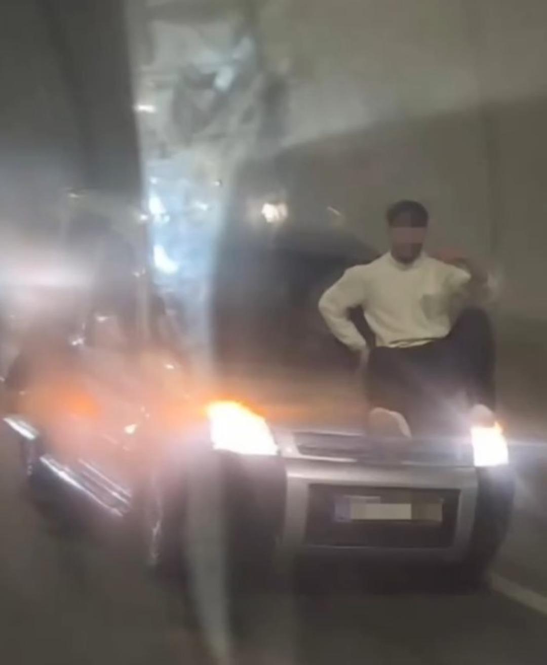 T&uuml;nelde m&uuml;zik a&ccedil;ıp ara&ccedil;tan inerek dans eden s&uuml;r&uuml;c&uuml;ye 180 bin TL ceza 3