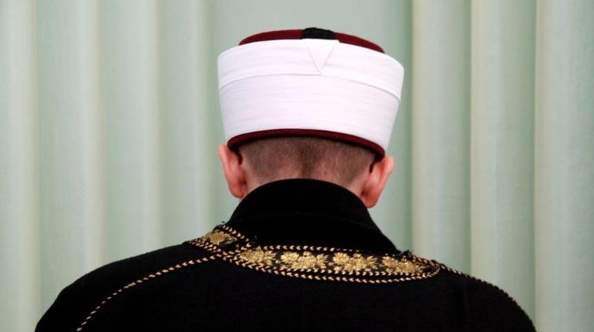 Diyanet, internetten sahte isimle yayın yapan imamı meslekten ihraç etti