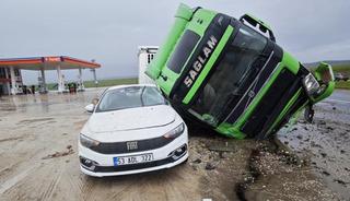 Tır otomobilin &uuml;st&uuml;ne devrildi