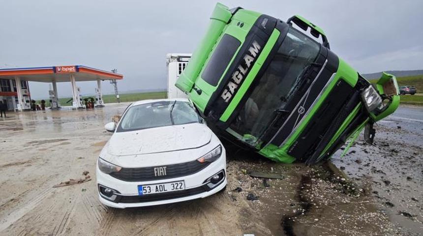 Diyarbakır'da tır otomobilin &uuml;st&uuml;ne devrildi