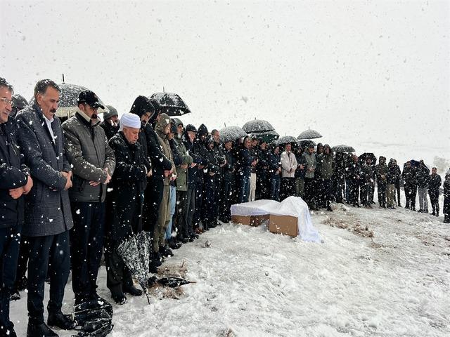 Kazada &ouml;len anne, baba ve 6 aylık bebekleri toprağa verildi