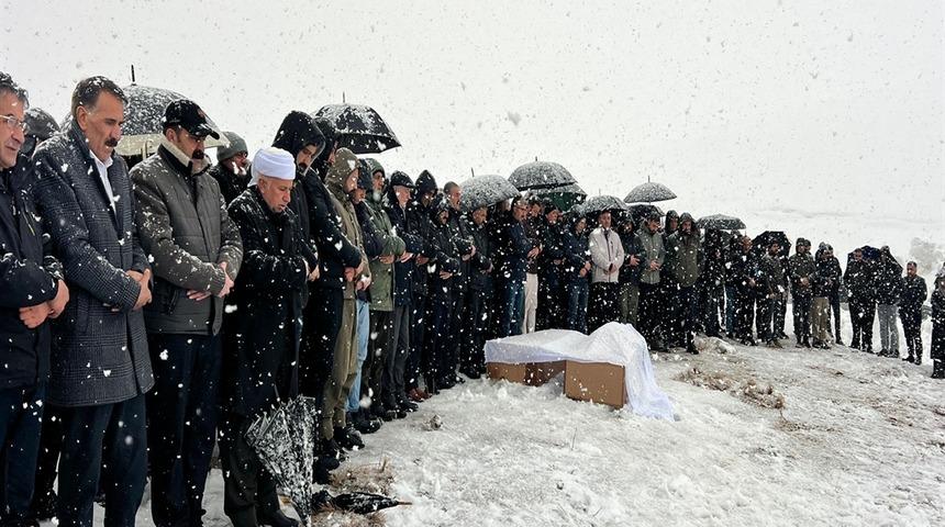 Kazada &ouml;len anne, baba ve 6 aylık bebekleri toprağa verildi