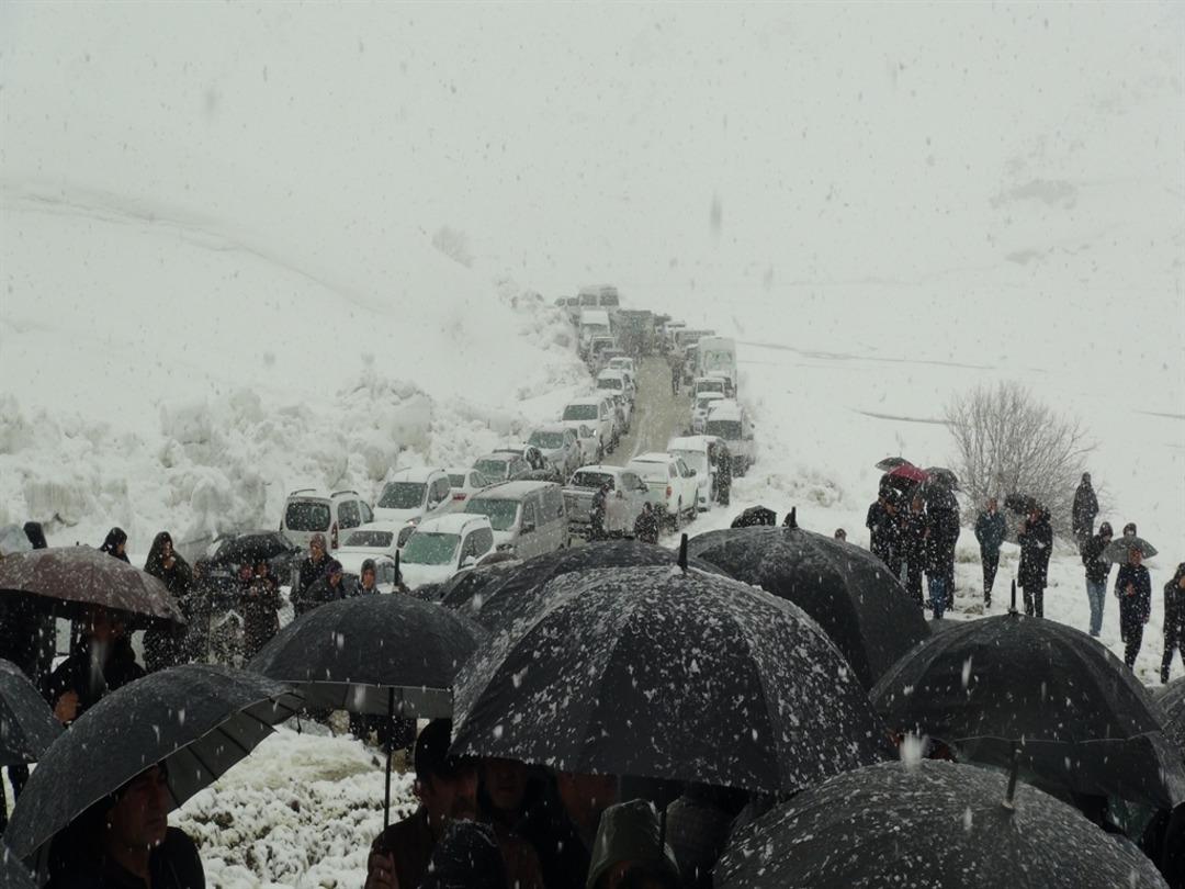 Kazada &ouml;len anne, baba ve 6 aylık bebekleri toprağa verildi 1