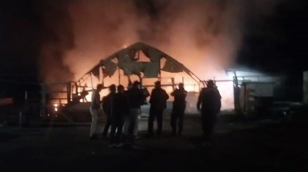 Kanatlı ve küçükbaş hayvan çiftliğinde yangın: 580 hayvan öldü 2