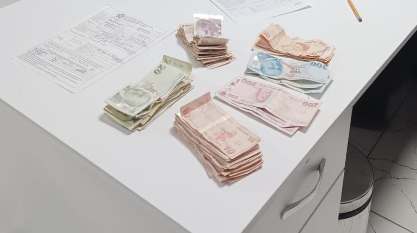 Cuma &ccedil;ıkışı dilencilere zabıta baskını: &Uuml;zerlerinden binlerce lira &ccedil;ıktı