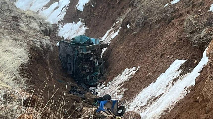 Niğde'de şarampole devrilen otomobildeki 2 kişi &ouml;ld&uuml;, 2 kişi yaralandı