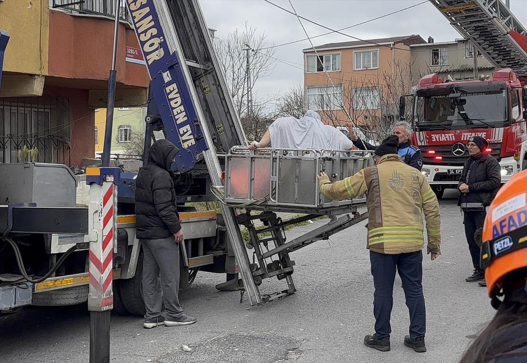 240 kiloluk genç kadın 7. kattan vinçle indirildi: Ekipler pencereyi söktü! 1