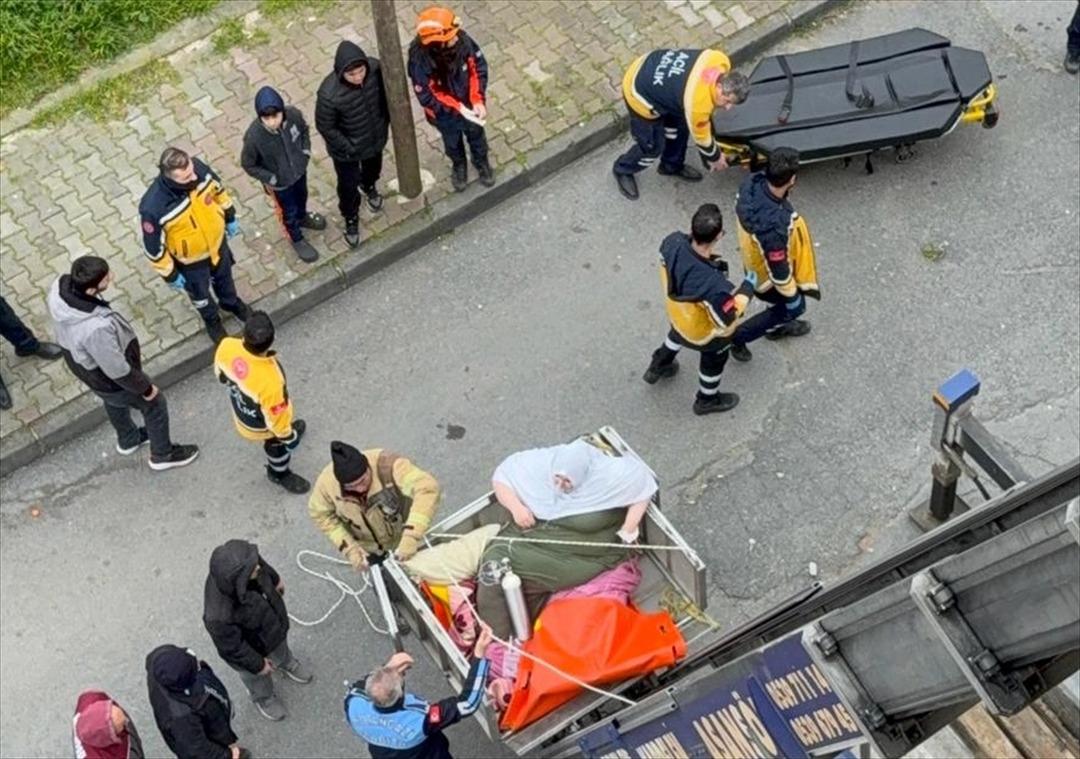 240 kiloluk genç kadın 7. kattan vinçle indirildi: Ekipler pencereyi söktü! 2