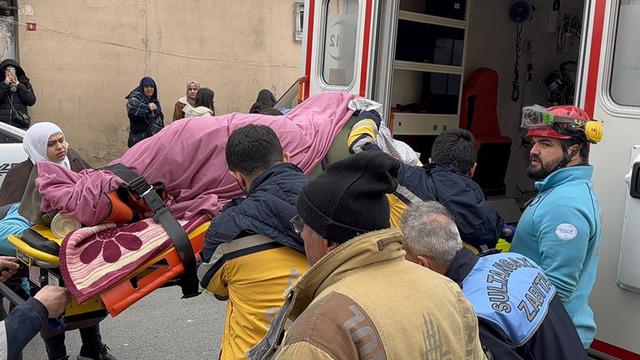 240 kiloluk genç kadın 7. kattan vinçle indirildi: Ekipler pencereyi söktü!