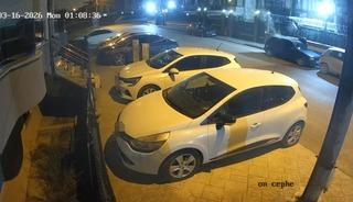 Alevlere teslim olan otomobil dakikalarca b&ouml;yle yandı