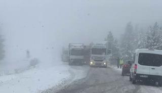 Ardahan'da kar yağışı trafiği aksatıyor