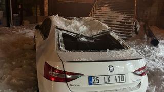 Çatıdan düşen kar kütlesi otomobili kullanılamaz hale getirdi