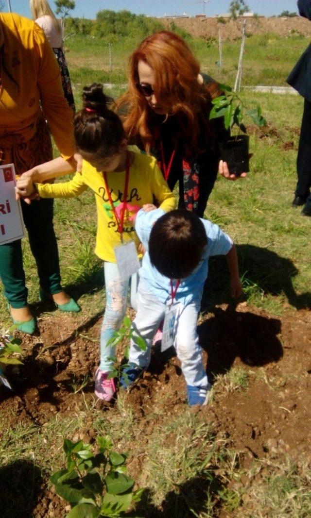 Anaokul öğrencileri diktikleri fidanlara şehitlerin adını verdi