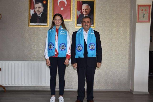 Başkan Avcu şampiyon sporcuya ödül verdi