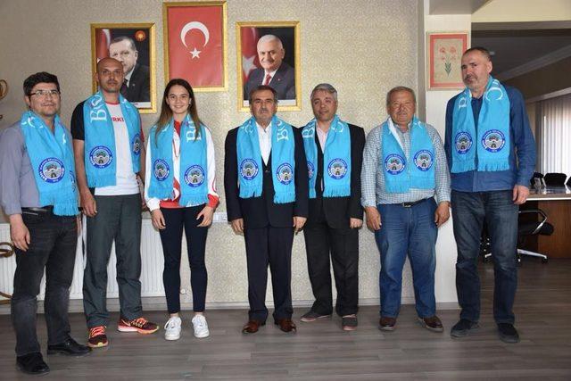 Başkan Avcu şampiyon sporcuya ödül verdi