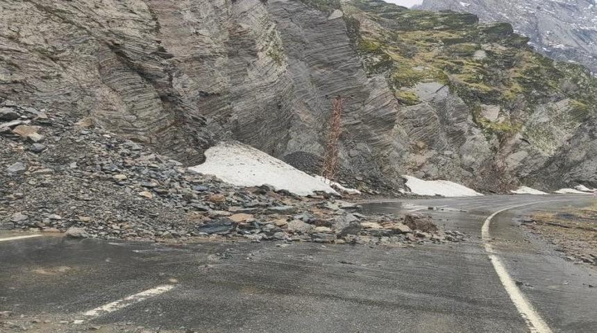 Şırnak-Beyt&uuml;şşebap yolundaki heyelan nedeniyle trafik akışı durdu