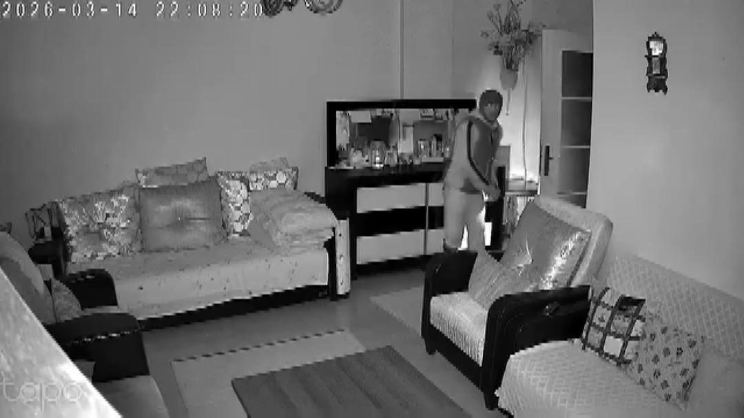 Kamerayı açınca evine giren hırsızı gördü, çık oradan diye bağırdı 1