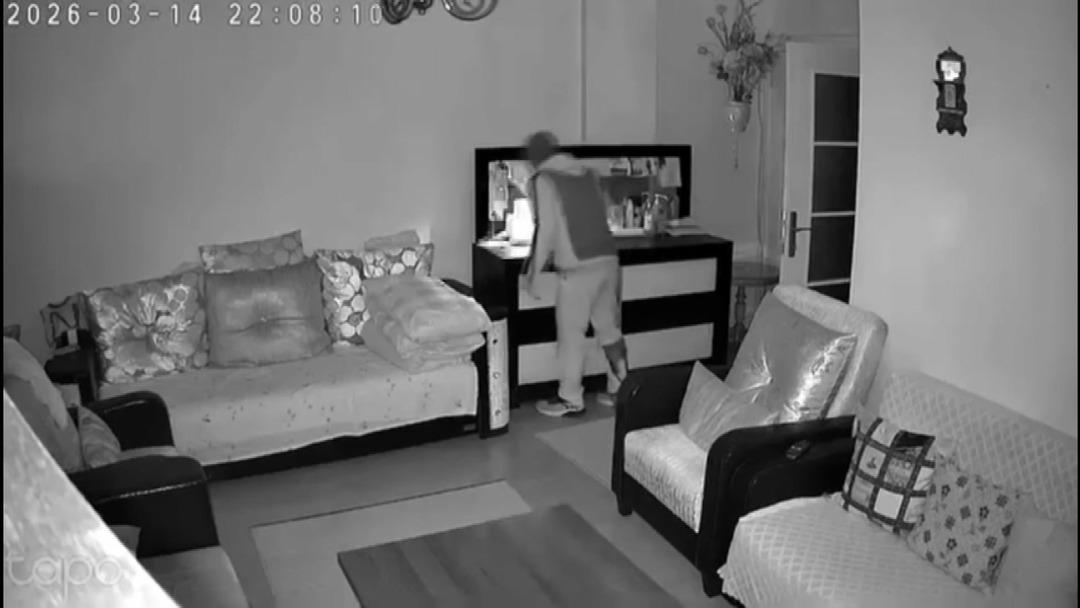 Kamerayı açınca evine giren hırsızı gördü, çık oradan diye bağırdı 3