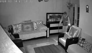 Kamerayı a&ccedil;ınca evine giren hırsızı g&ouml;rd&uuml;