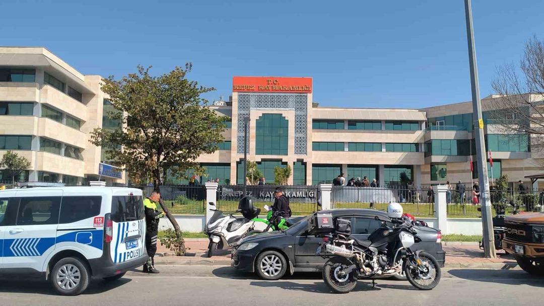 Son dakika | Kepez Kaymakamlık binasında panik! Özel Harekat olay yerinde, şüpheli kilitli odada 2