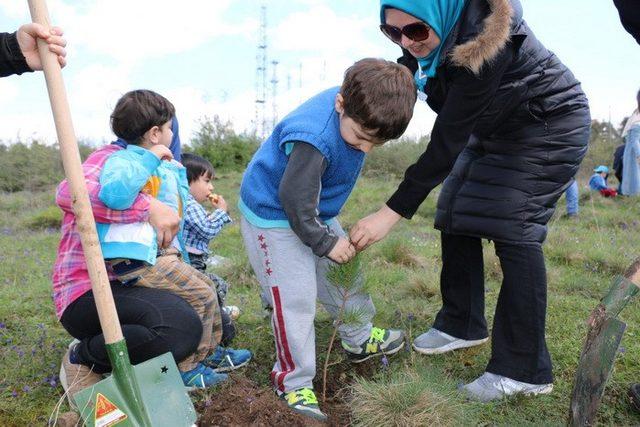 Özel çocuklar fidanları toprakla buluşturdu