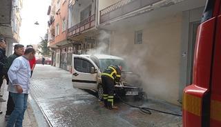 Park halindeki otomobilde &ccedil;ıkan yangın s&ouml;nd&uuml;r&uuml;ld&uuml;