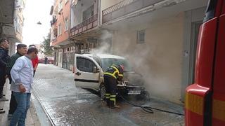 Park halindeki otomobilde çıkan yangın söndürüldü