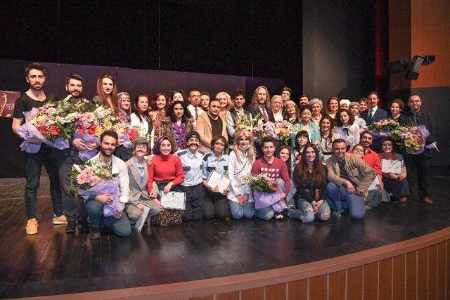 Başkentli amatör tiyatrocuların mezuniyet sevinci