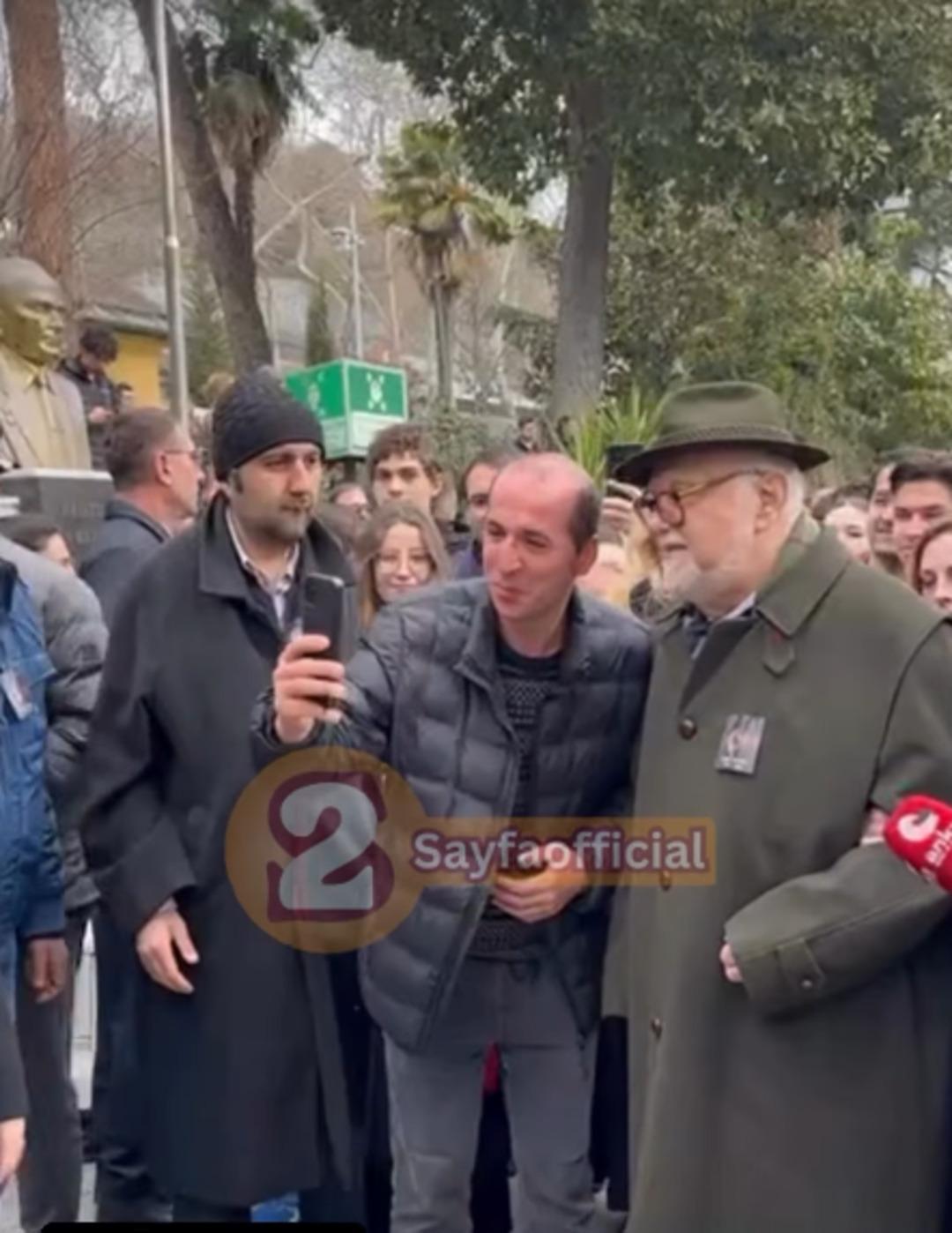 Bitmeyen rezillik! Cenazedeki selfieciler bu kez İlber Ortaylı nın cenazesinde ortaya &ccedil;ıktı 1