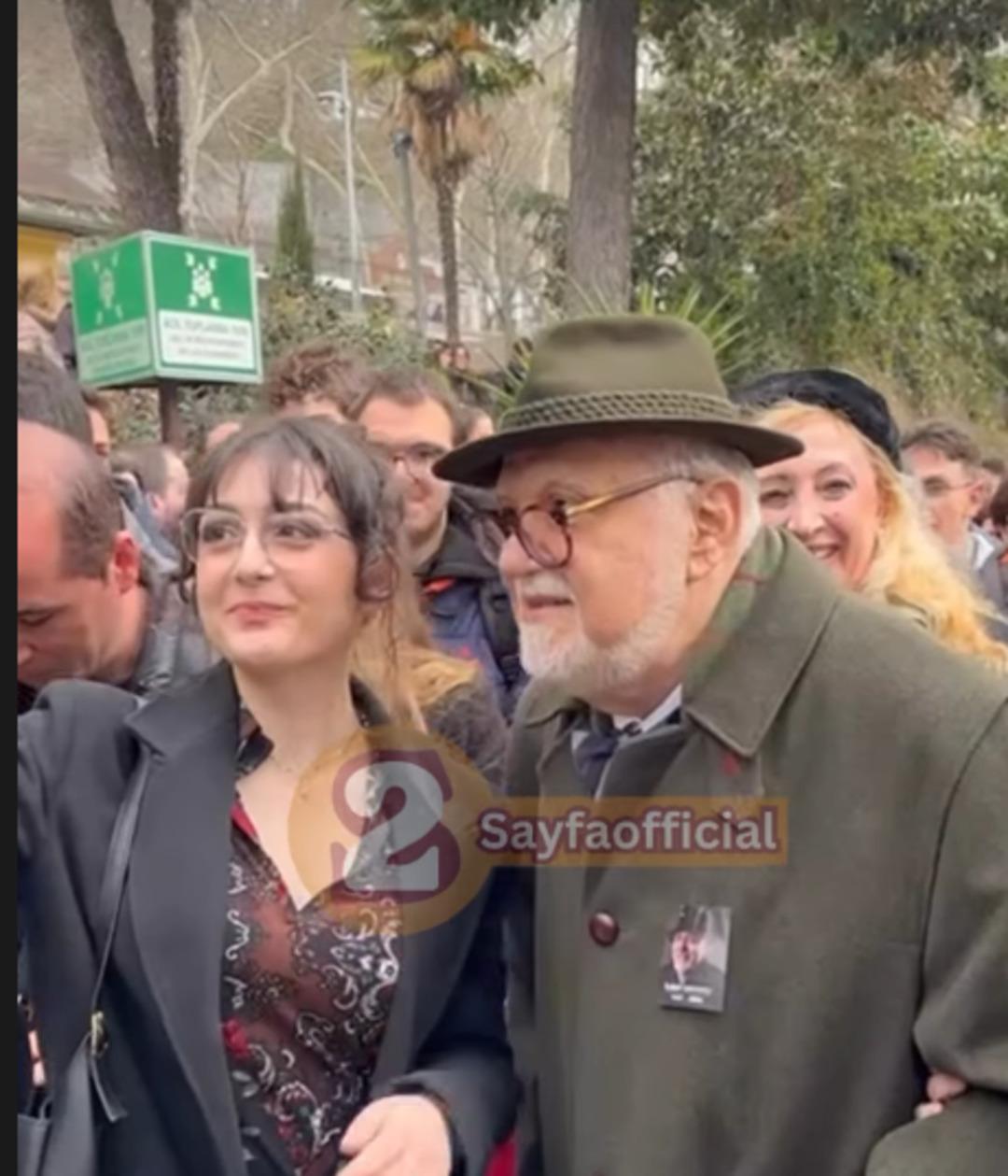 Bitmeyen rezillik! Cenazedeki selfieciler bu kez İlber Ortaylı nın cenazesinde ortaya &ccedil;ıktı 2