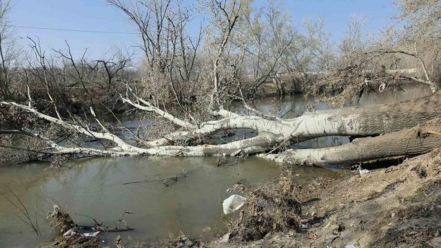 9 yıl sonra gelen taşkınlar zemini vurdu: Tunca Nehri&rsquo;ndeki kıyıda yarıklar oluştu 5