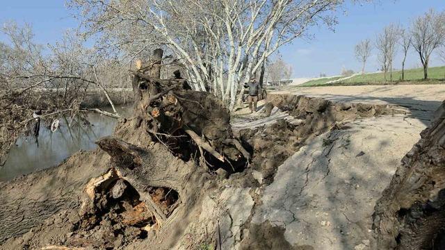 9 yıl sonra gelen taşkınlar zemini vurdu: Tunca Nehri&rsquo;ndeki kıyıda yarıklar oluştu 4