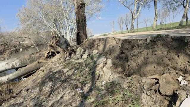 9 yıl sonra gelen taşkınlar zemini vurdu: Tunca Nehri&rsquo;ndeki kıyıda yarıklar oluştu 3
